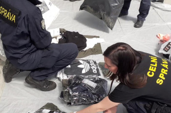 Celníci opět zasáhli na tržnici v Hatích