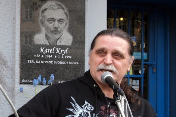 Království za tryskáč a motorku?