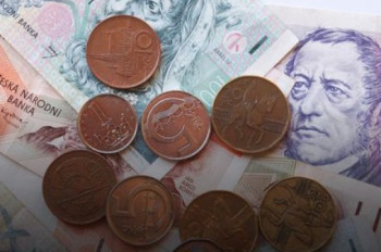 Vláda podpořila zakotvení Kč v ústavě. Koalici chybějí hlasy