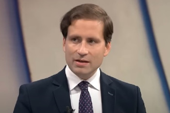 Ropa zlevňuje, benzín může zdražit. Kovanda vysvětluje proč