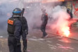 Statisíce lidí v ulicích. Francii zachvátily protesty a násilí