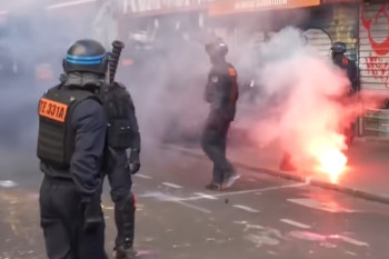 Statisíce lidí v ulicích. Francii zachvátily protesty a násilí