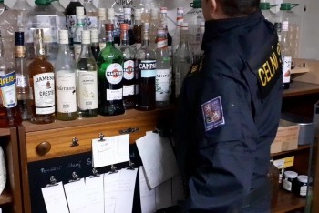 Celníci odhalili nelegální výrobu alkoholu v barech