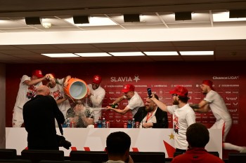 Jindřich Trpišovský byl polit šumivým vínem z vědra jako při Super Bowl