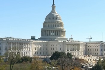 Senát USA odmítl legislativní balík a vládě hrozí omezení financí