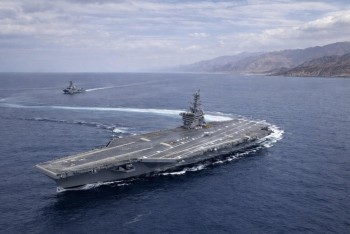 USA stahují letadlovou loď dál od Íránu, konflikt visí ve vzduchu